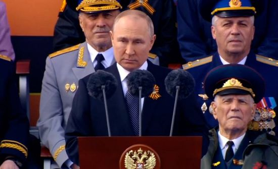Путин даде знак от Червения площад. Посланията